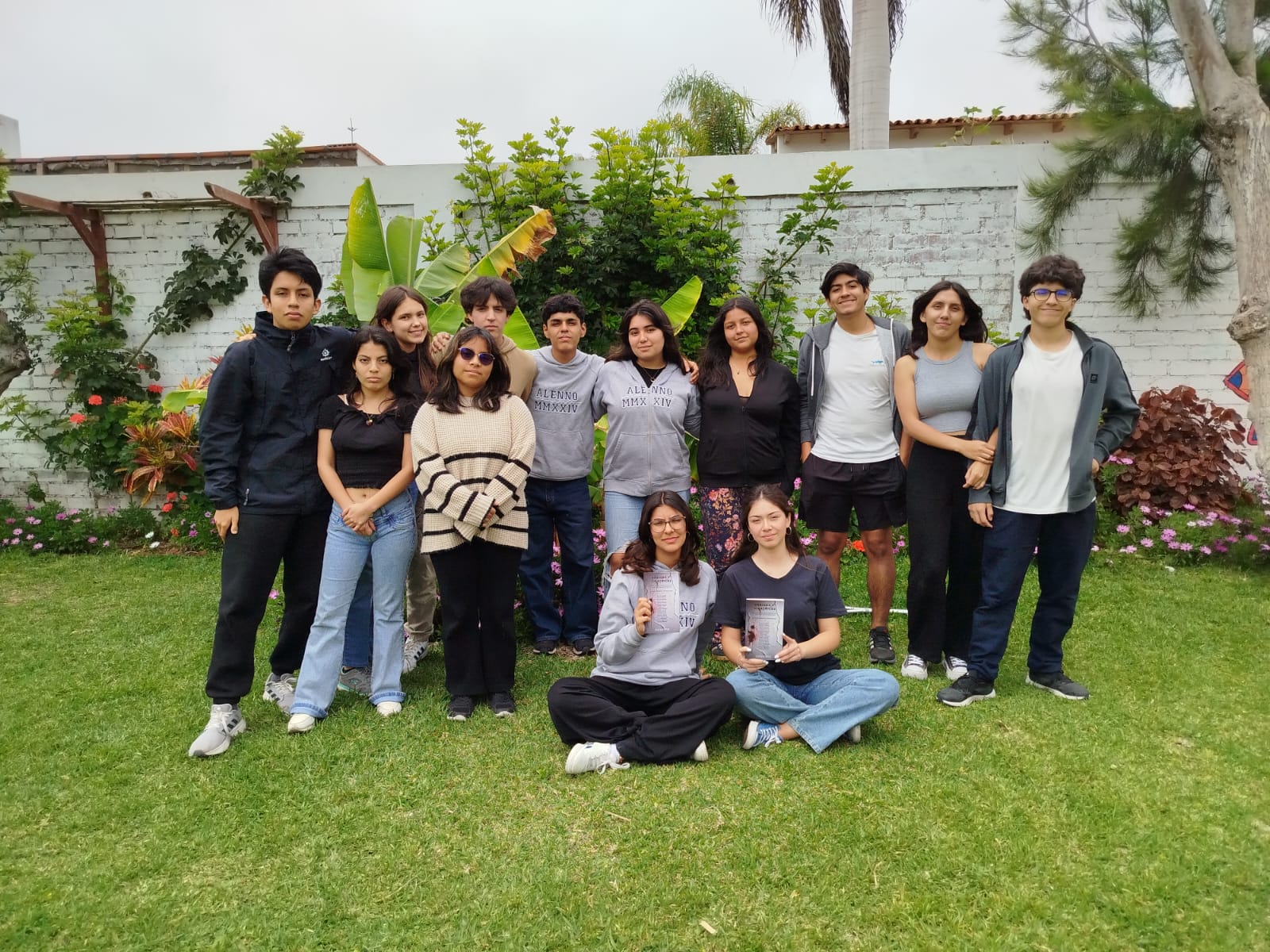 Estudiantes de quinto de secundaria publican libro.