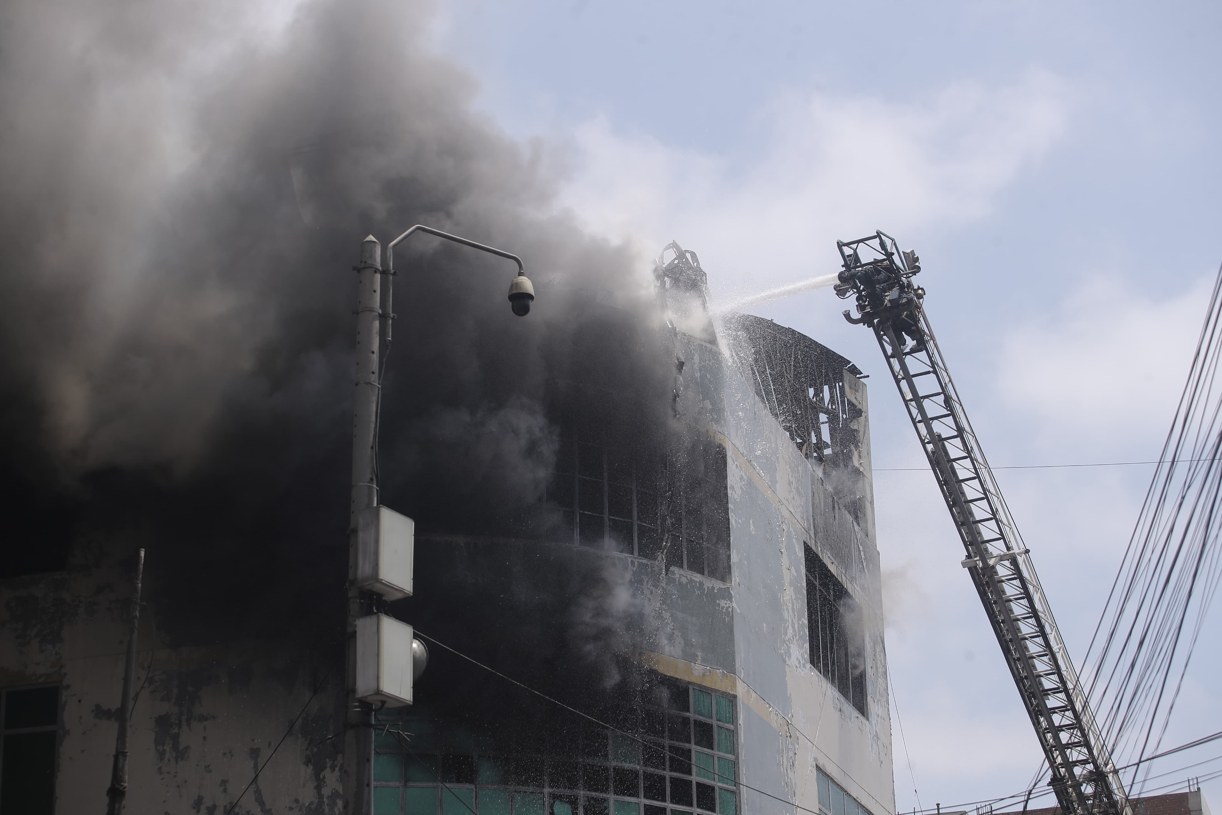 Cercado de Lima bomberos confinan incendio en galería comercial