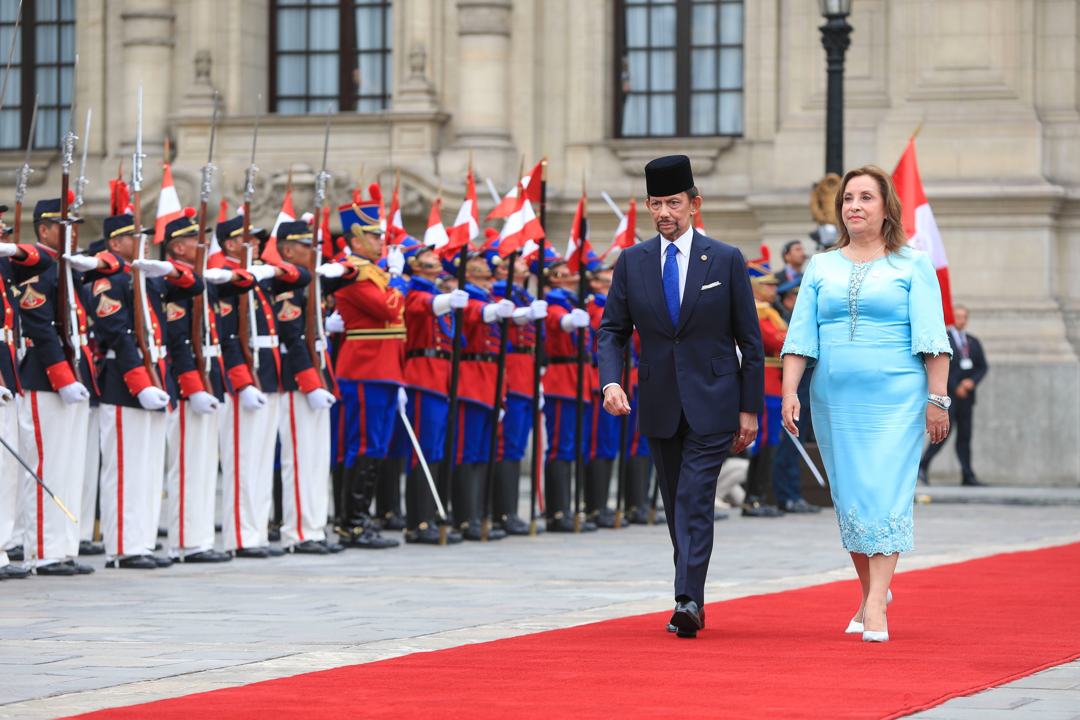 a presidenta Dina Boluarte recibió al sultán de Brunéi en Palacio de Gobierno, como parte de las actividades del foro APEC.