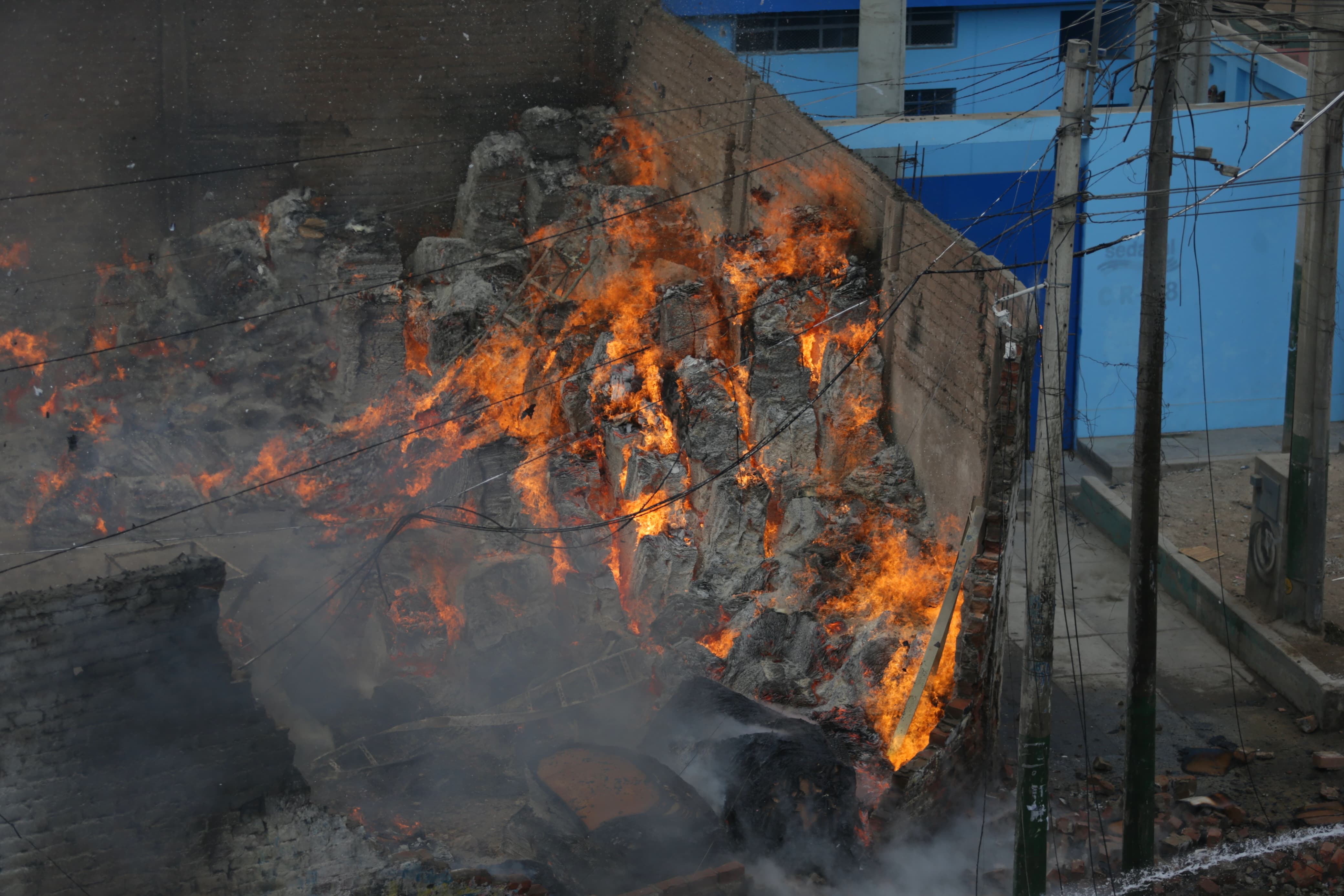 Más de 25 unidades de bomberos 