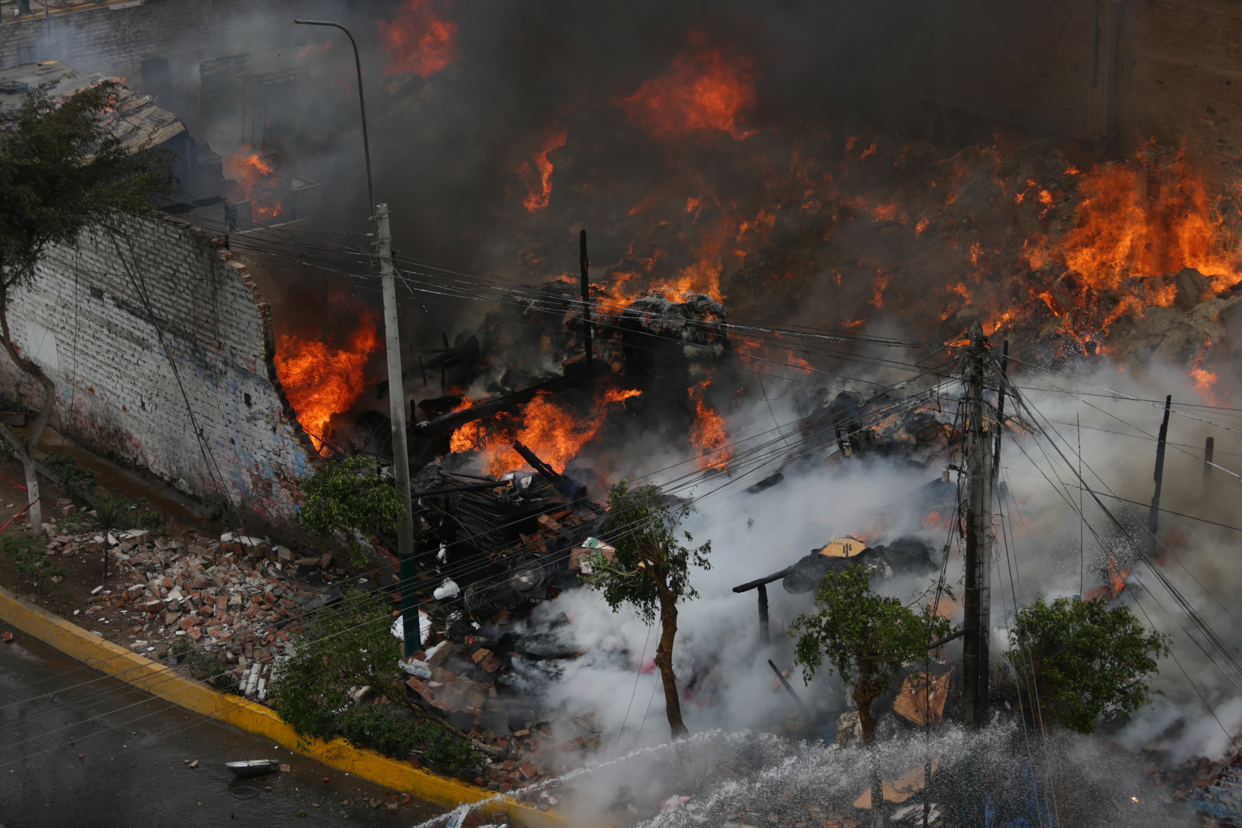 Más de 25 unidades de bomberos 