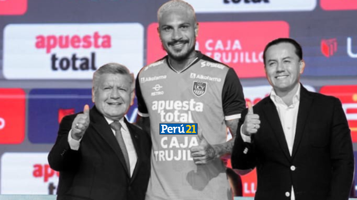 Paolo Guerrero junto a César y Richard Acuña en la UCV