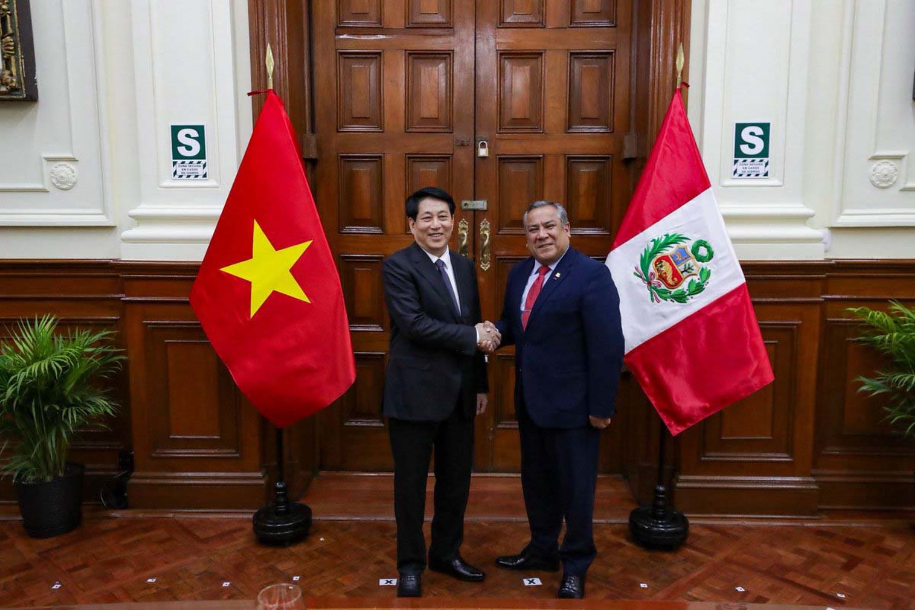 Presidente de Vietnam con el jefe del Gabinete. Foto: Andina.