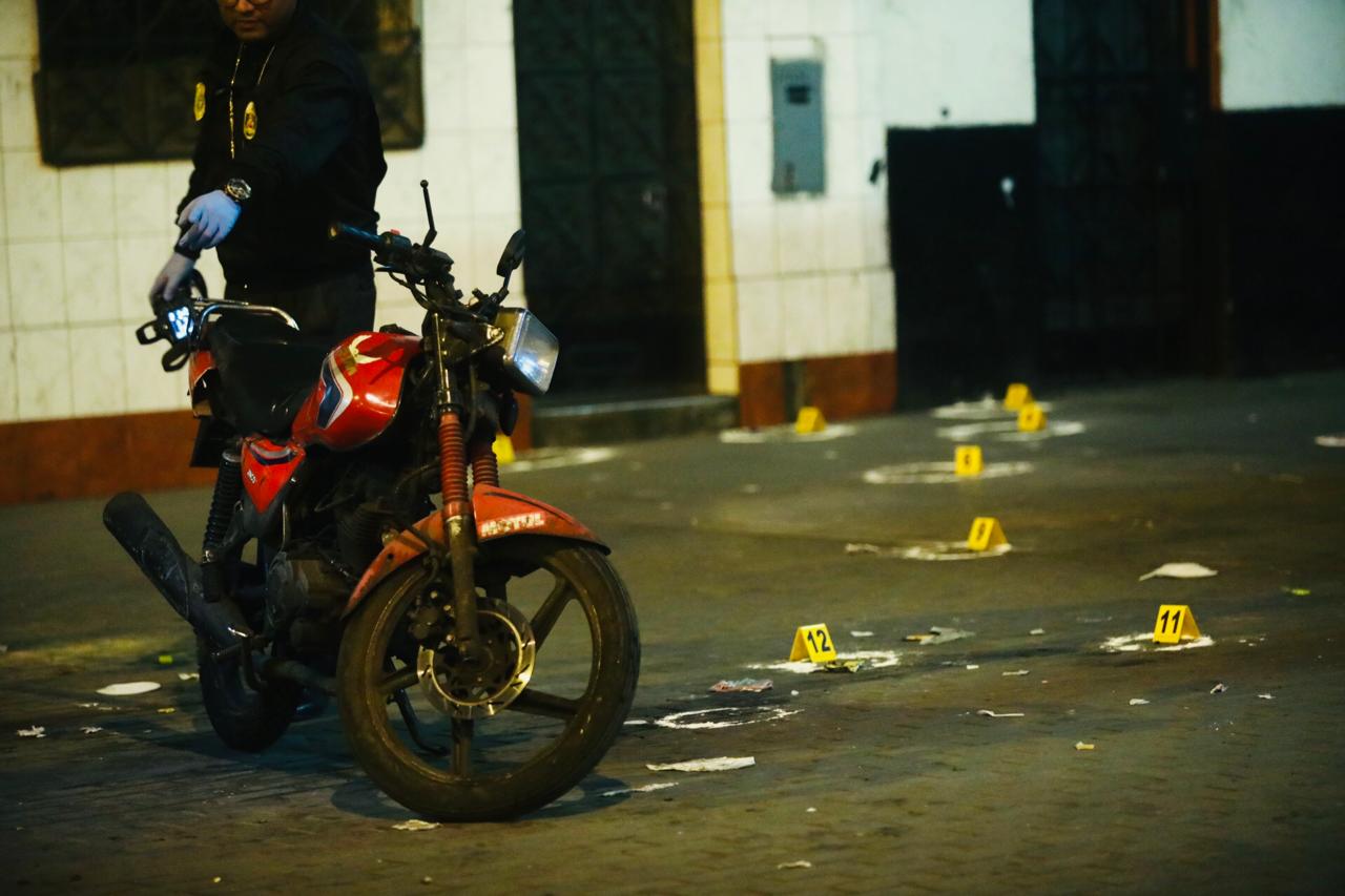 Sicarios asesinan  de varios disparos a un hombre en pleno paradero de la estación Grau en Barrios Altos. Foto: César Grados/@photo.gec