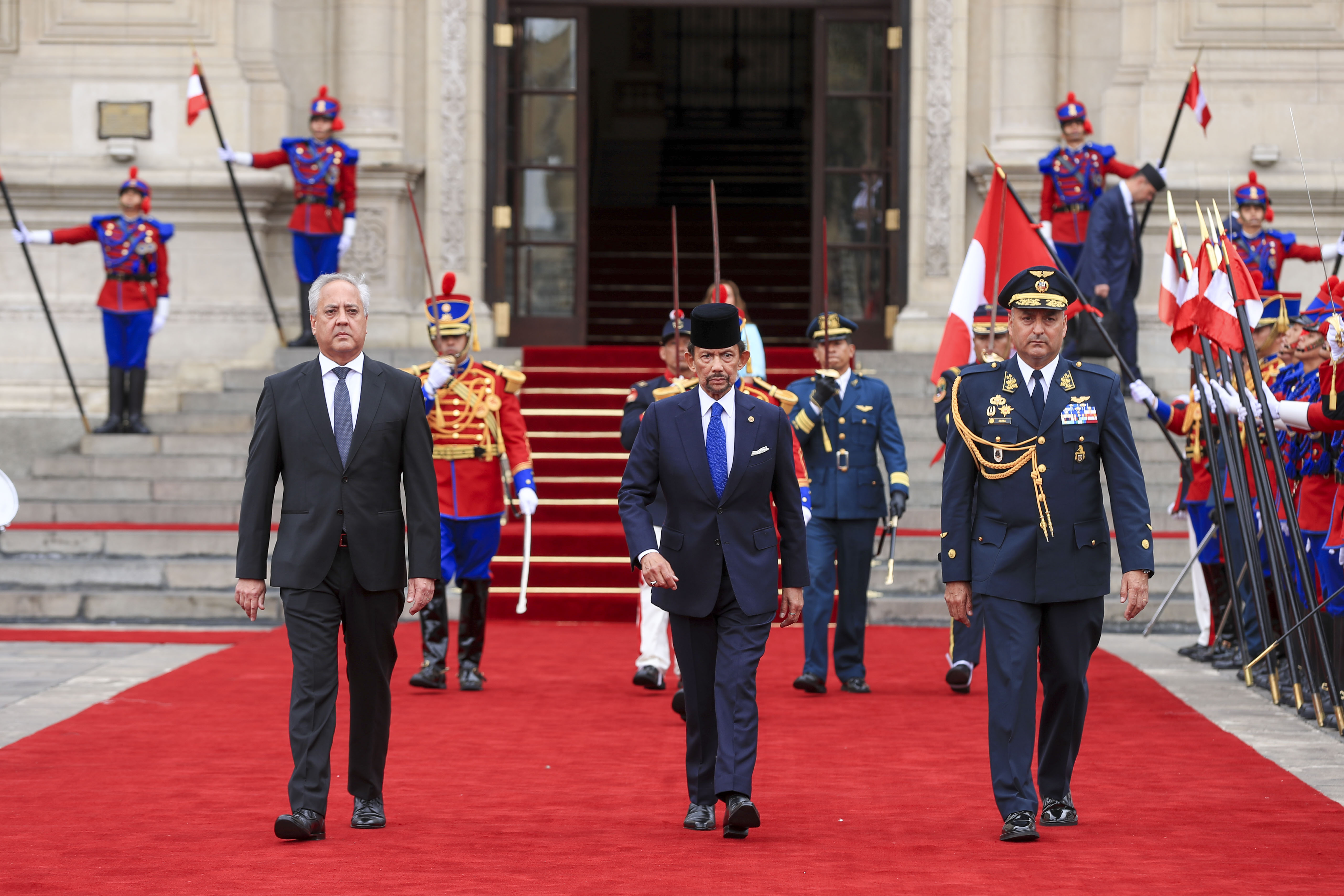 Sultán de Brunéi fue recibido con honores militares.