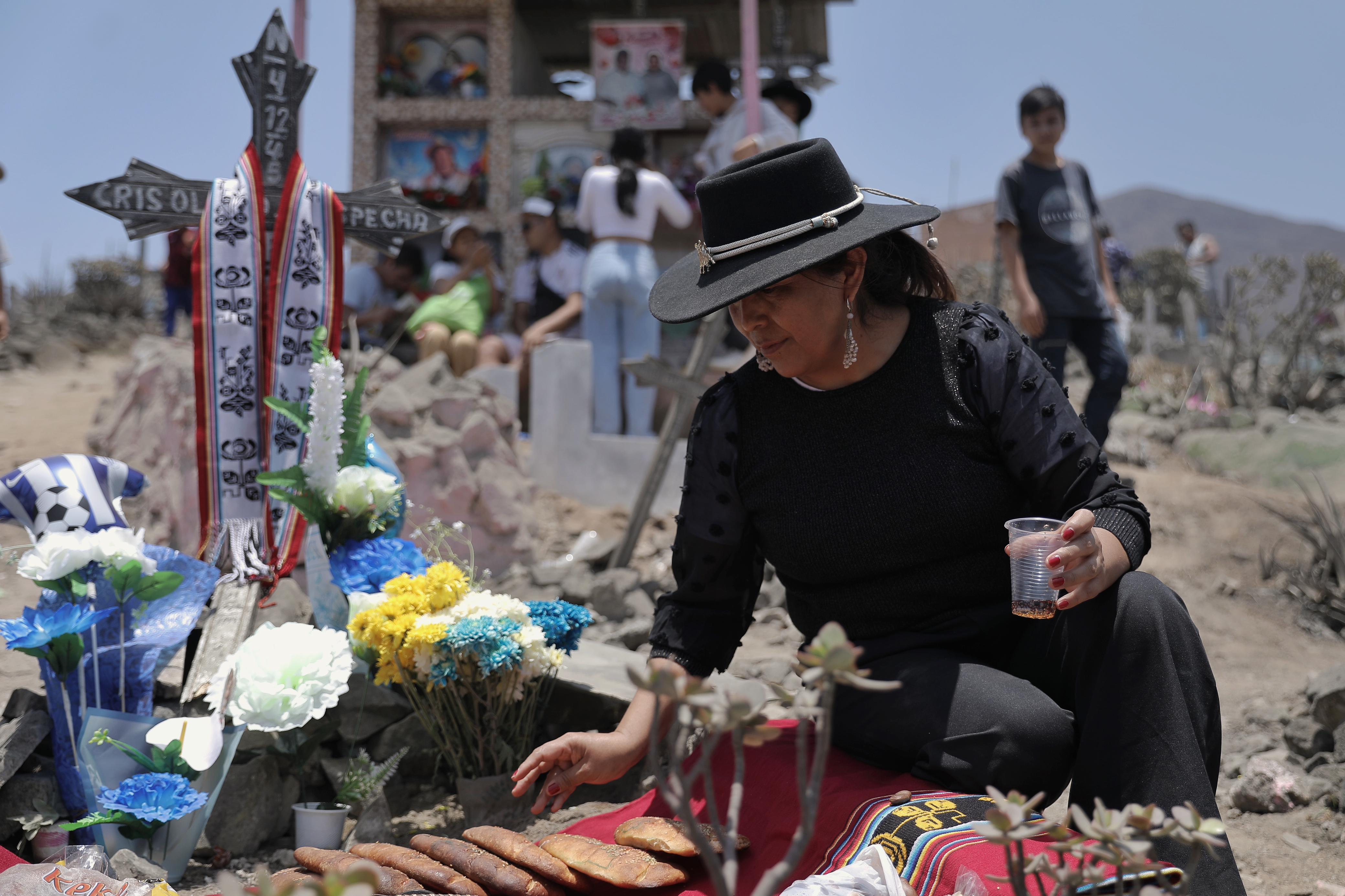 Ciento de personas llegan al cementerio de Nueva Esperanza, en día de todo los santos. Fotos: Joel alonzo/ @photo.gec