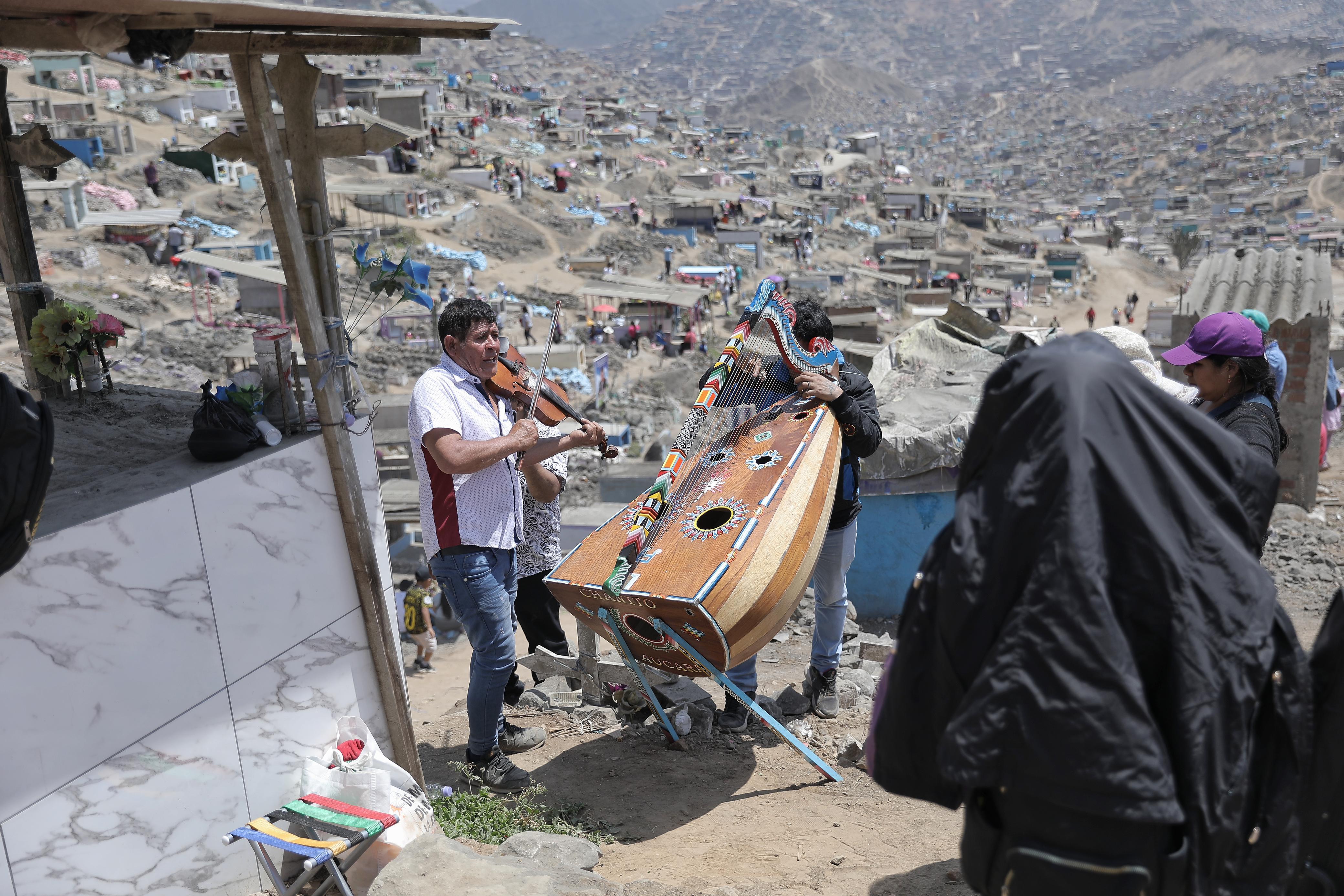 Ciento de personas llegan al cementerio de Nueva Esperanza, en día de todo los santos. Fotos: Joel alonzo/ @photo.gec