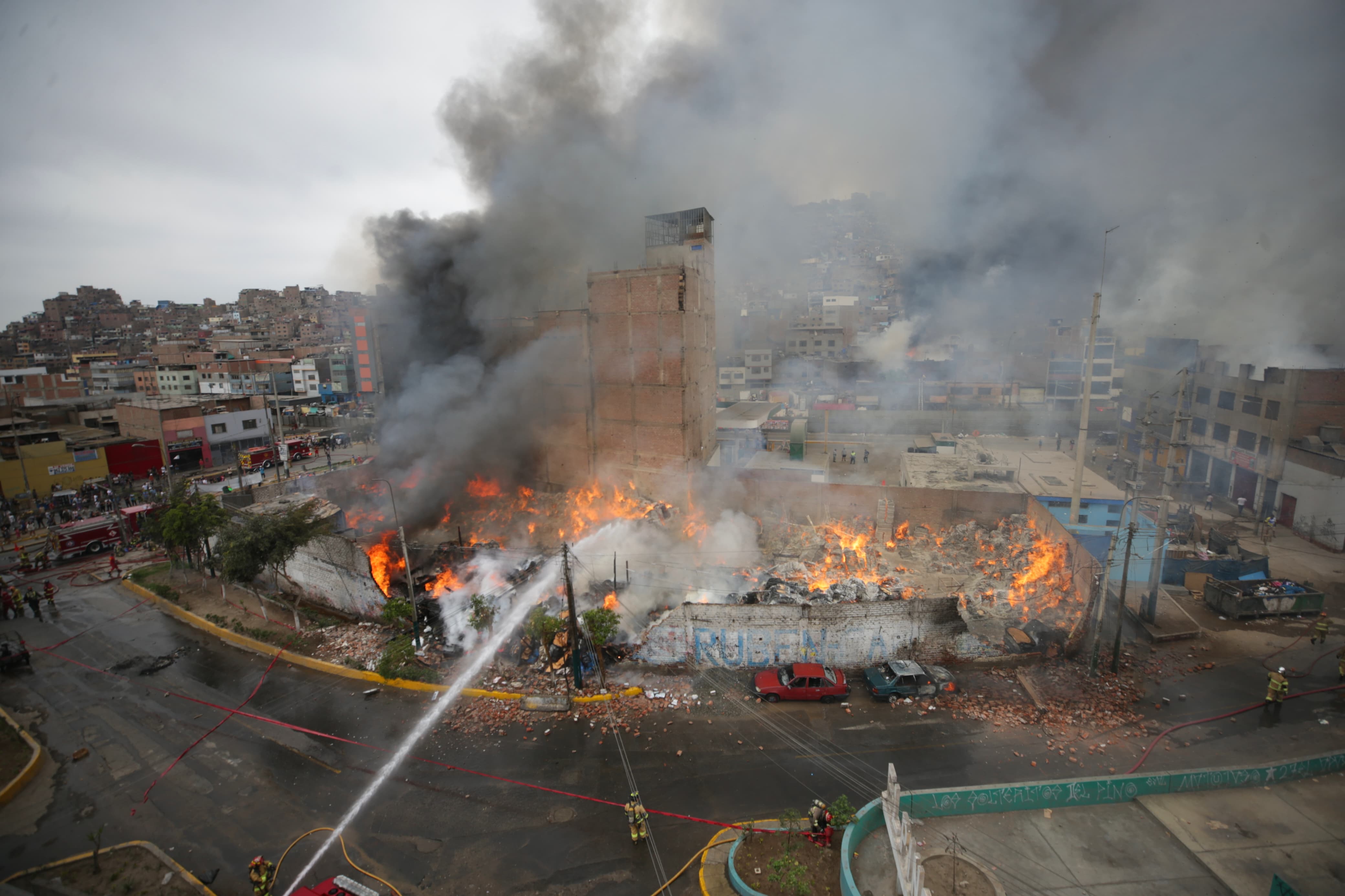 Más de 25 unidades de bomberos 