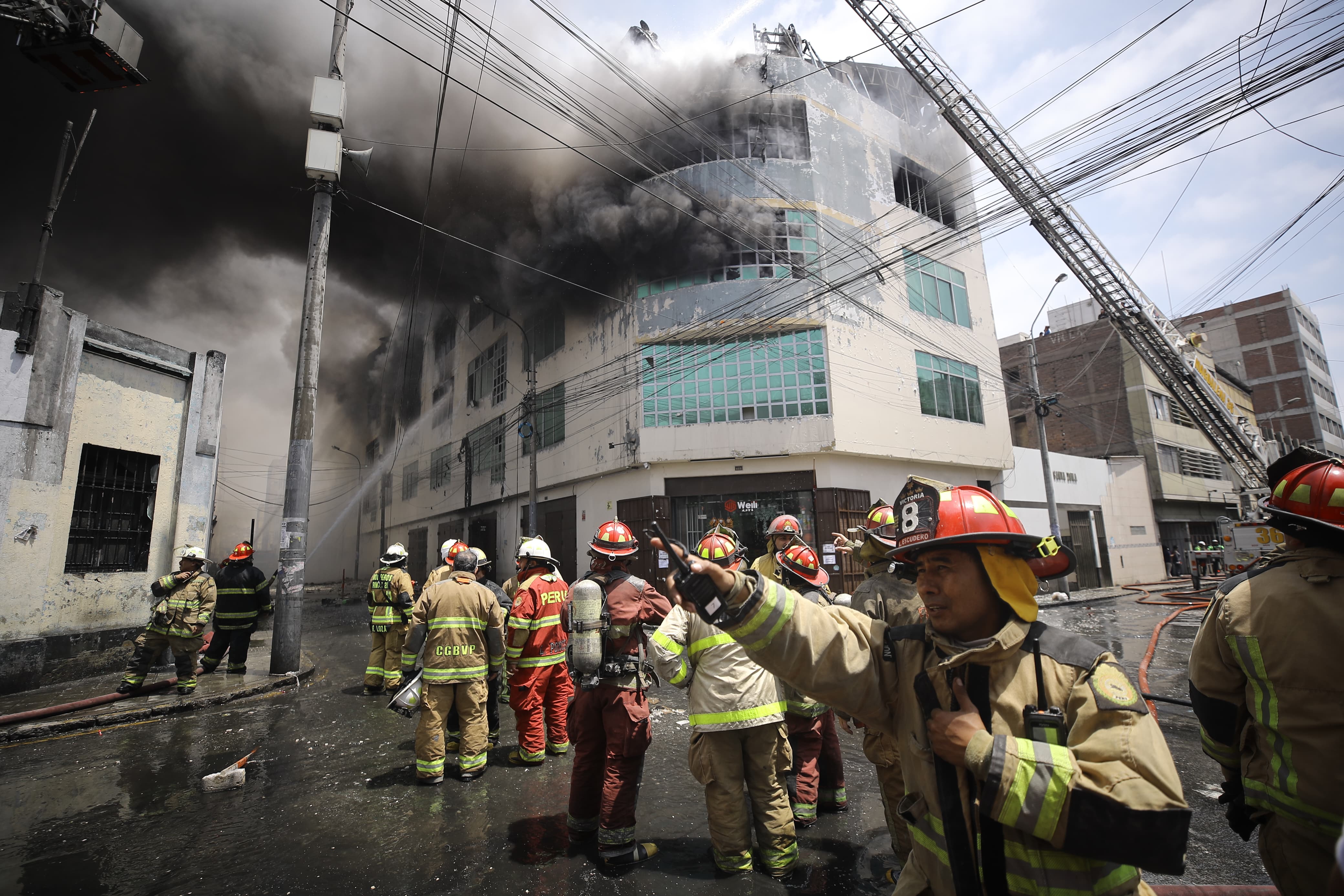 Bomberos confinan siniestro en Centro de Lima