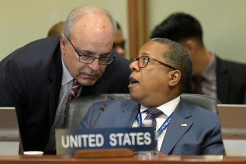 El embajador de Estados Unidos ante la Organización de Estados Americanos (i), y el representante del Departamento de Estado para América Latina, Brian Nichols, participan en una sesión extraordinaria de la OEA.