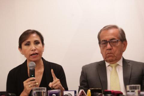 Patricia Benavides y Jorge del Castillo durante pronunciamiento.