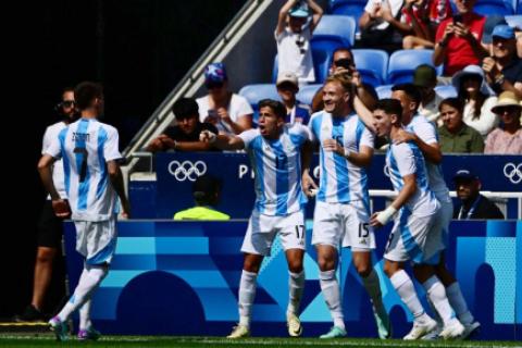 Argentina suma una derrota y una victoria a falta de una fecha (Foto: AFP).