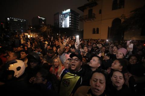 REPUDIO. Venezolanos reclaman que embajada de su país no haya acatado plazo de tres días.