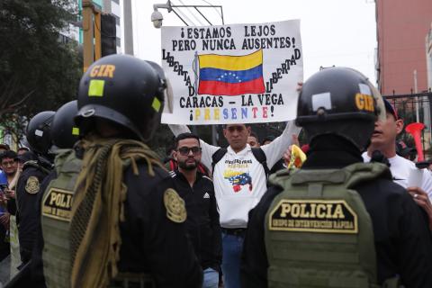 Venezolanos protestan en embajada 