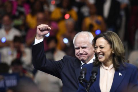 Kamala Harris presenta a Tim Walz. (AFP)