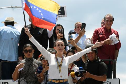 La líder de la oposición venezolana María Corina Machado (C) sostiene una bandera nacional en un camión durante una protesta convocada por la oposición para que se reconozca la 'victoria' electoral, en Caracas el pasado 17 de agosto de 2024. (Foto: AFP)