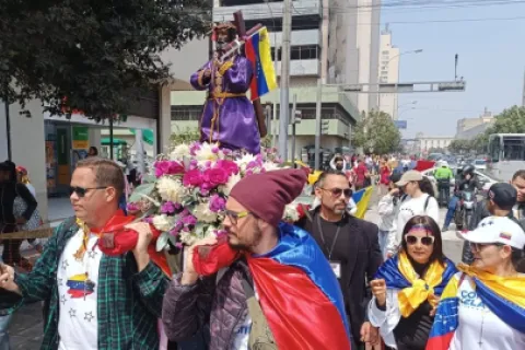 Procesión rogativa de ciudadanos venezolanos.