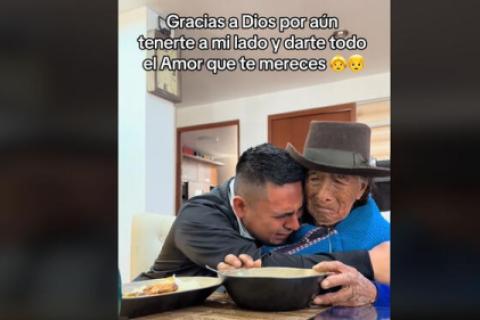 Joven cuida a su abuela