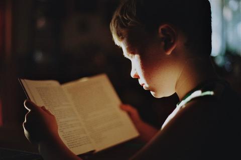 Niño estudiando