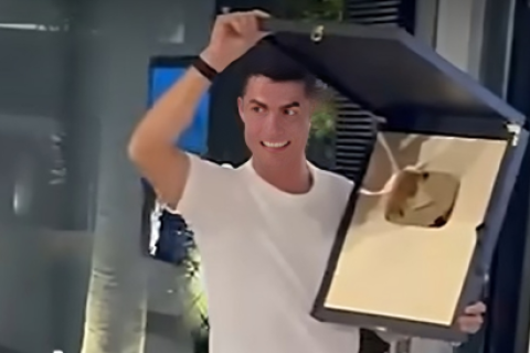 Cristiano Ronaldo mostrando su placa de oro tras llegar al millón de seguidores en su reciente canal de Youtube