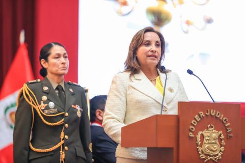 Dina Boluarte no ofreció razones de su ausencia en importante evento.