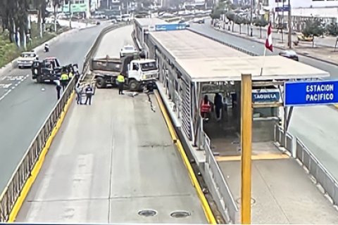 Camión se estrella contra estación del Metropolitano.