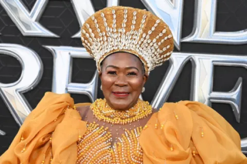 Connie Chiume en el estreno mundial de "Black Panther: Wakanda Forever" en Los Ángeles en 2022