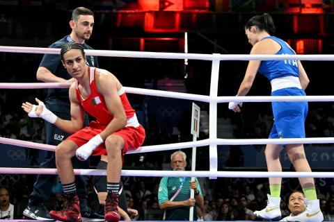 Imane Khelif contra Angela Carini en París 2024 (Foto AFP).