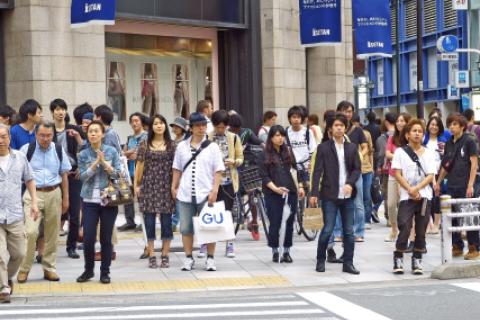 En el portal del gigante japonés del comercio electrónico Rakuten, los artículos más buscados el sábado fueron los retretes portátiles, los alimentos enlatados y el agua embotellada.