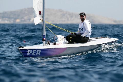 Stefano Peschiera sigue en lucha por medalla olímpica de vela París 2024