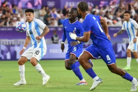 Thiago Almada maneja la pelota en Francia-Argentina, por los Juegos Olímpicos París 2024 (@Argentina)