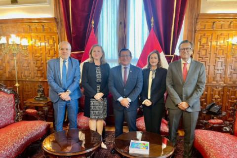 Luis Lescano, presidente del Instituto peruano de derecho educativo. María Isabel León, vice presidenta de IPAE; Eduardo Salhuana presidente del Congreso; Marcela Benavides, presidenta de Empresarios por la Educacion y David Tuesta, ex ministro economía y actual presidente del Consejo Privado de Competitividad