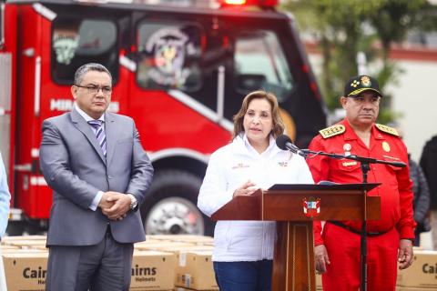 Dina Boluarte en ceremonia con los bomberos.