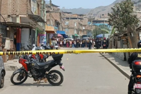 Asesinan de 20 disparos a hombre frente a colegio de San Juan de Lurigancho