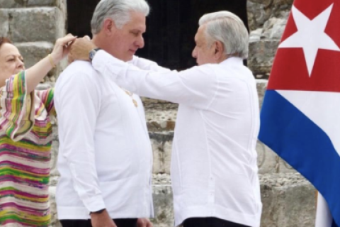 El presidente de México, López Obrador, condecora a su homólogo cubano, Díaz-Canel en Campeche, México. Foto: EFE