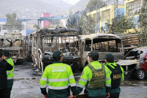 Extorsionadores habrían incendiado más de 25 cústers en la madrugada. Foto: Allen Quintana / GEC