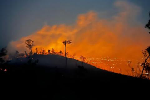 Esta mañana, el premier Gustavo Adrianzén ofreció una conferencia de prensa sobre los incendios forestales. Foto: André Cabanillas 