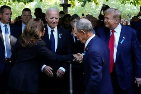 La vicepresidenta de EE.UU. y candidata presidencial demócrata Kamala Harris estrecha la mano del ex presidente de EE.UU. y candidato presidencial republicano Donald Trump.