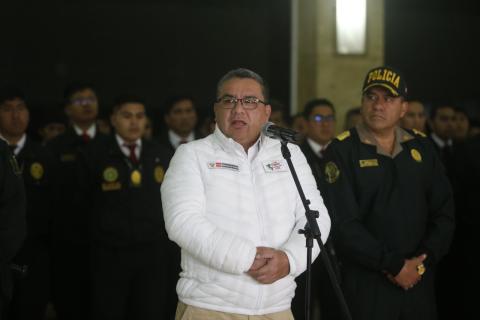 Ministro Santiváñez insiste en negar los audios que se le atribuyen.