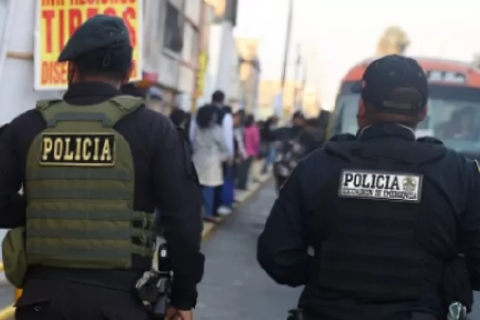 Policías vigilando paraderos de custers y buses en Lima