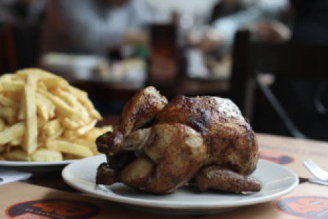 El pollo a la brasa es uno de nuestros platos bandera.