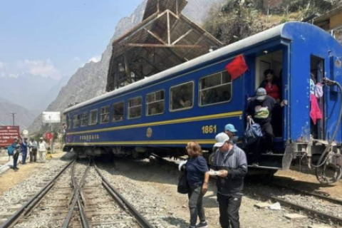 Tren transportaba a 50 personas que afortunadamente no resultaron heridas.