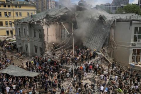 Rescatistas trabajan en el Hospital Infantil Ohmatdyt que resultó dañado durante los ataques con misiles rusos, en medio del ataque de Rusia a Ucrania, en Kiev. Foto Reuters