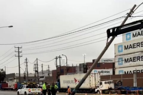 Cae poste en el Callao tras choque de autos.