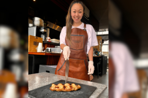 Carolina te recibe con una cálida sonrisa, y con su filudo cuchillo en la mano. Lo que sigue es una experiencia deliciosa.