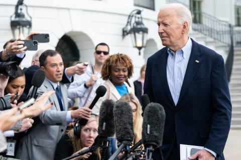 Joe Biden habla a los medios antes de partir en Marine One desde el Jardín Sur de la Casa Blanca. (Foto: AFP)