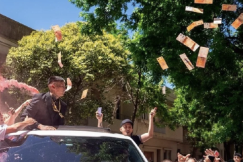 L-Gante tiró dinero en la calle.