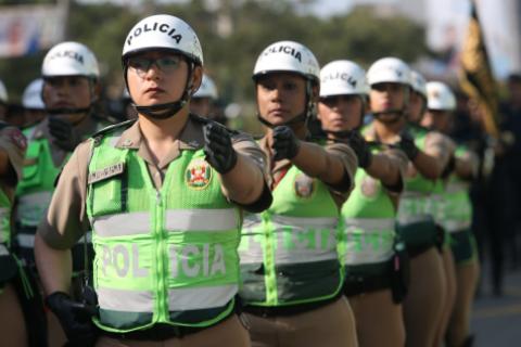 Mujer policía fue atacada por fiscal.