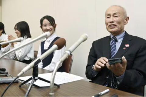 El presidente de la sucursal de Hidankyo en Hiroshima, Tomoyuki Mimaki, quien estaba en el ayuntamiento para el anuncio, aplaudió y lloró cuando recibió la noticia.