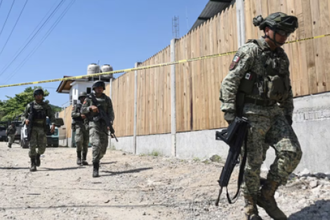 Soldados del ejército de México patrullan después de un enfrentamiento armado en Tecpan de Galeana, estado de Guerrero, México, el 24 de octubre de 2024. (Foto de Francisco ROBLES / AFP)